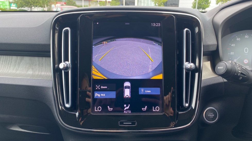 Volvo XC40 2.0 B4P Inscription Pro 5dr Auto [7 speed] Petrol Estate - Image 19