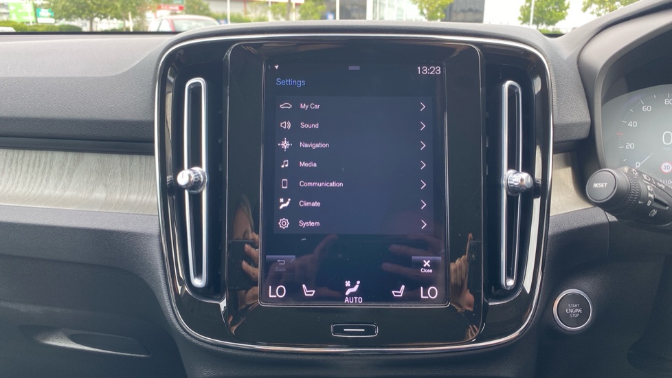 Volvo XC40 2.0 B4P Inscription Pro 5dr Auto [7 speed] Petrol Estate - Image 20