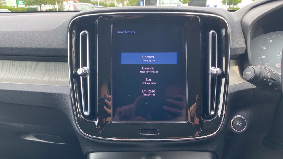 Volvo XC40 2.0 B4P Inscription Pro 5dr Auto [7 speed] Petrol Estate - Image 22