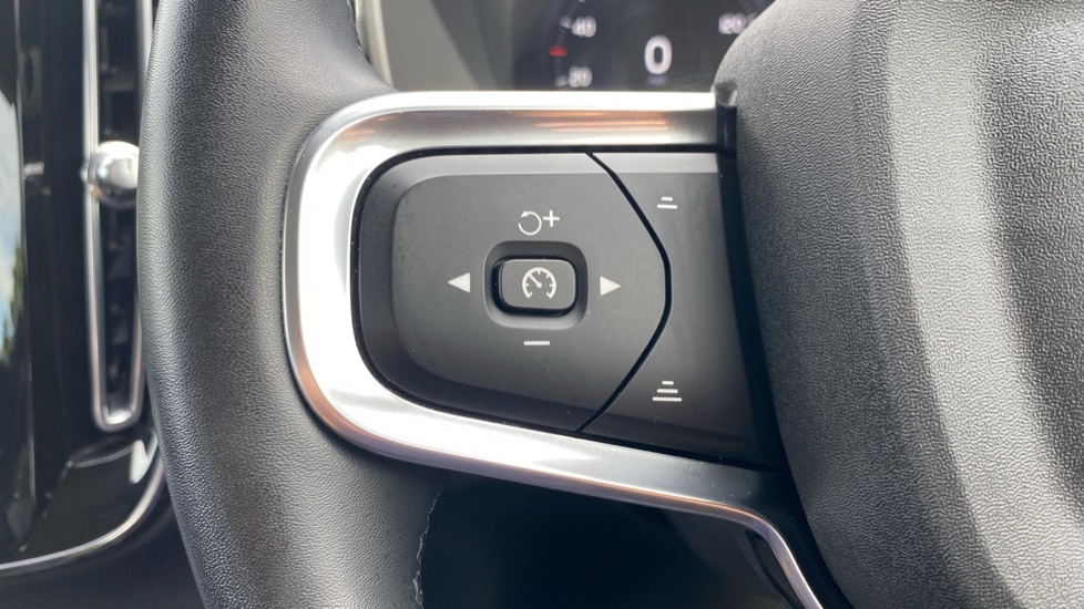 Volvo XC40 2.0 B4P Inscription Pro 5dr Auto [7 speed] Petrol Estate - Image 27