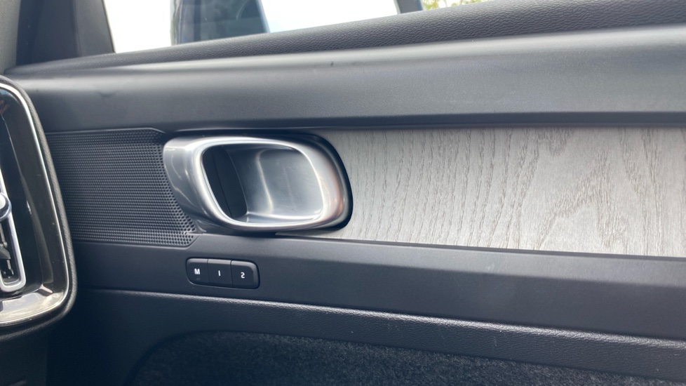 Volvo XC40 2.0 B4P Inscription Pro 5dr Auto [7 speed] Petrol Estate - Image 31
