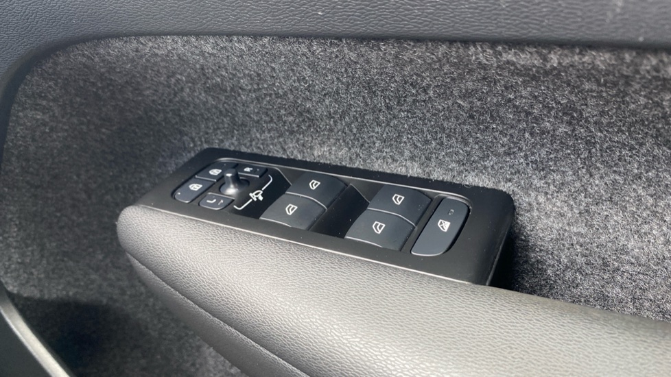 Volvo XC40 2.0 B4P Inscription Pro 5dr Auto [7 speed] Petrol Estate - Image 32