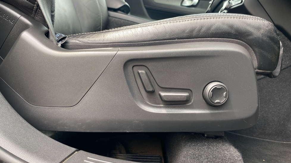 Volvo XC40 2.0 B4P Inscription Pro 5dr Auto [7 speed] Petrol Estate - Image 34