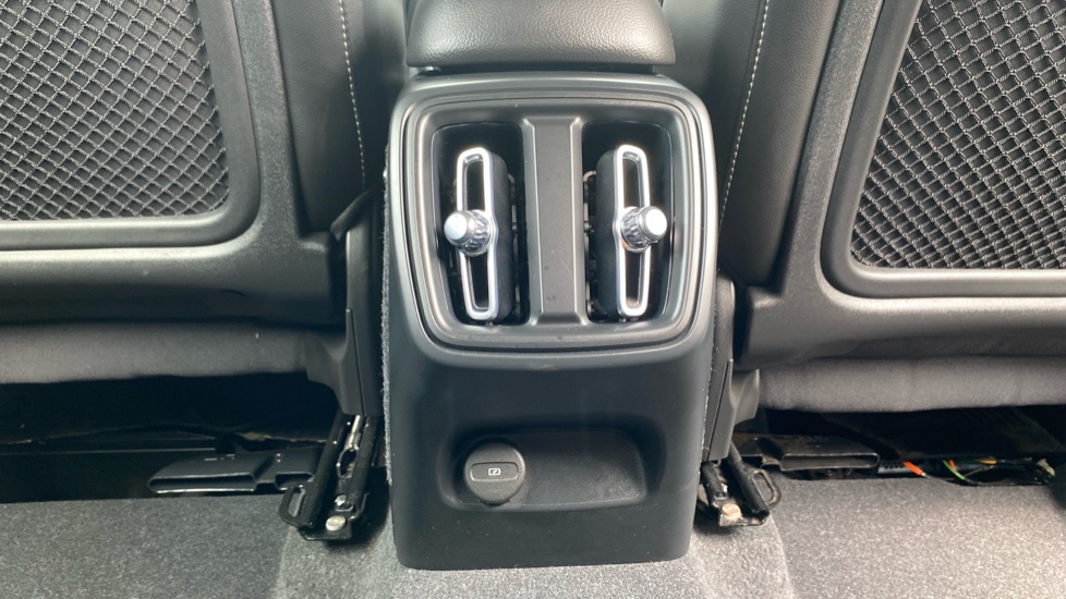 Volvo XC40 2.0 B4P Inscription Pro 5dr Auto [7 speed] Petrol Estate - Image 36