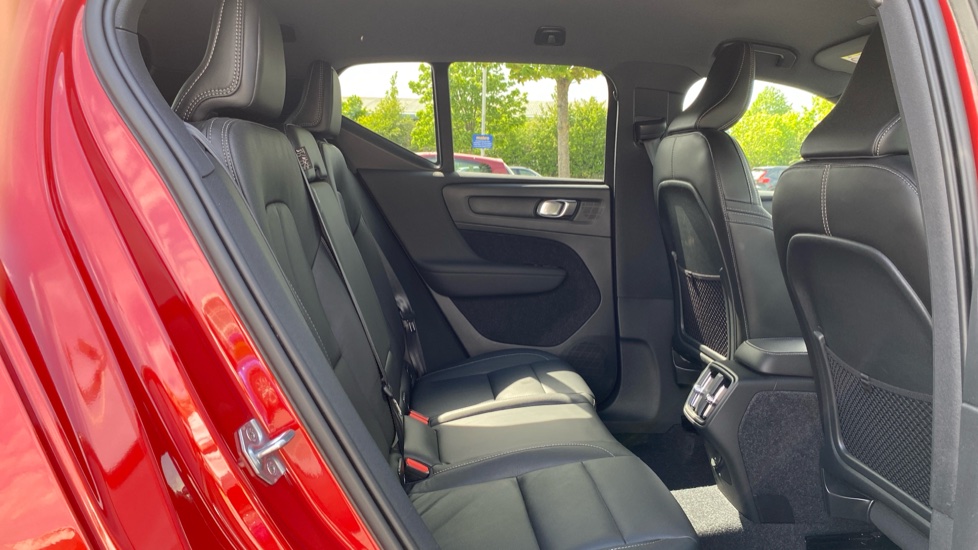 Volvo XC40 1.5 T3 [163] R DESIGN 5dr Geartronic Petrol Estate - Image 6