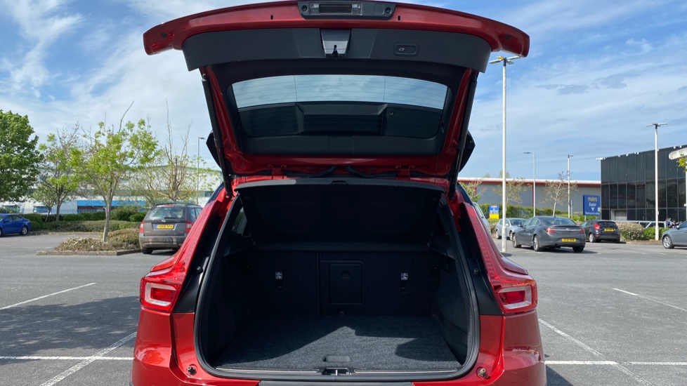 Volvo XC40 1.5 T3 [163] R DESIGN 5dr Geartronic Petrol Estate - Image 13