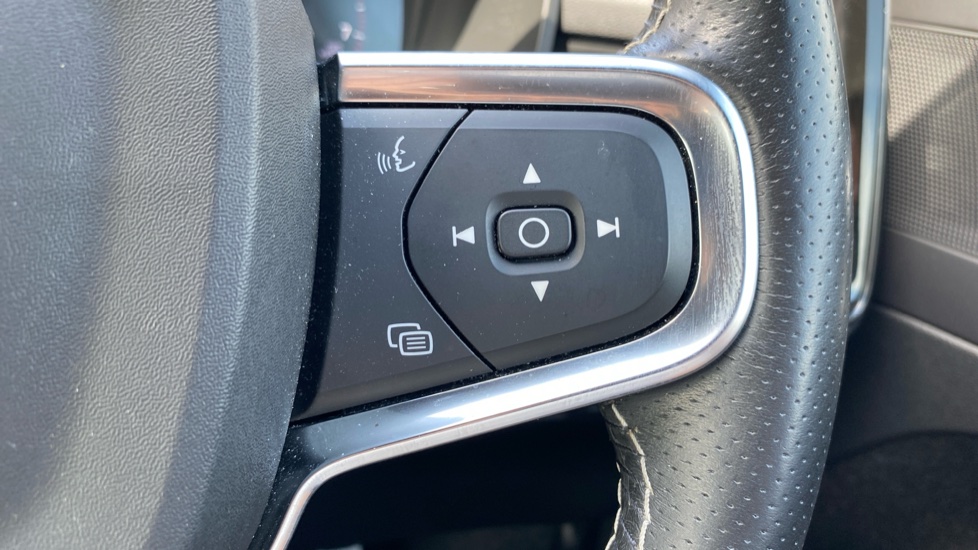 Volvo XC40 1.5 T3 [163] R DESIGN 5dr Geartronic Petrol Estate - Image 27