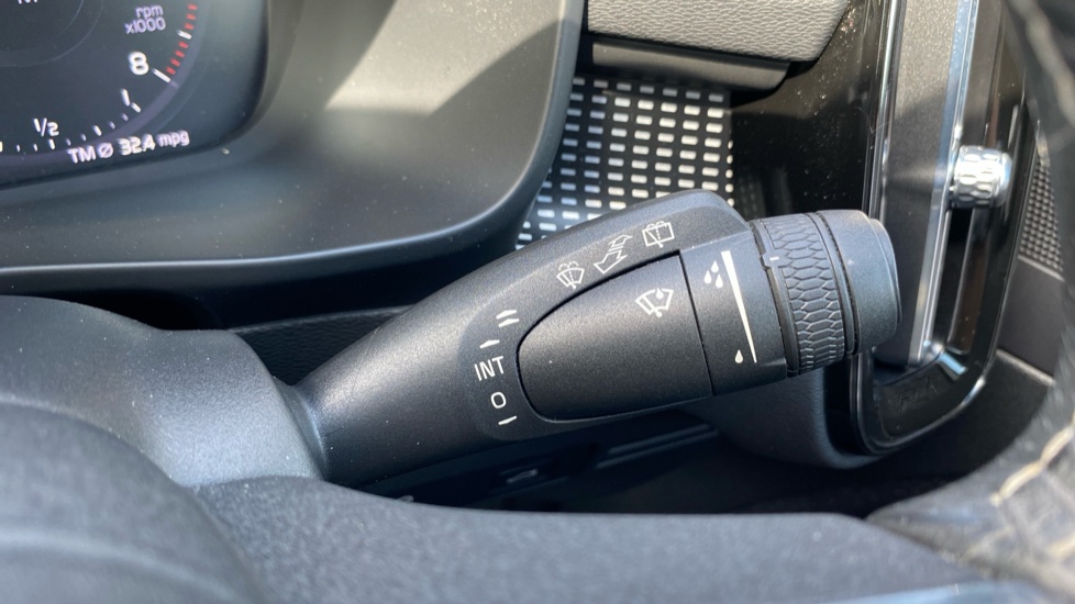 Volvo XC40 1.5 T3 [163] R DESIGN 5dr Geartronic Petrol Estate - Image 28