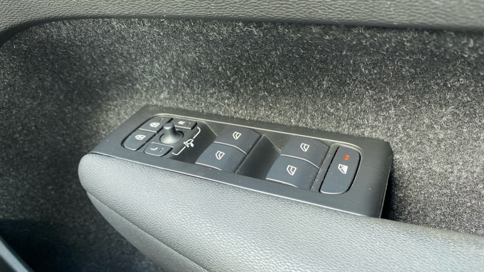 Volvo XC40 1.5 T3 [163] R DESIGN 5dr Geartronic Petrol Estate - Image 31