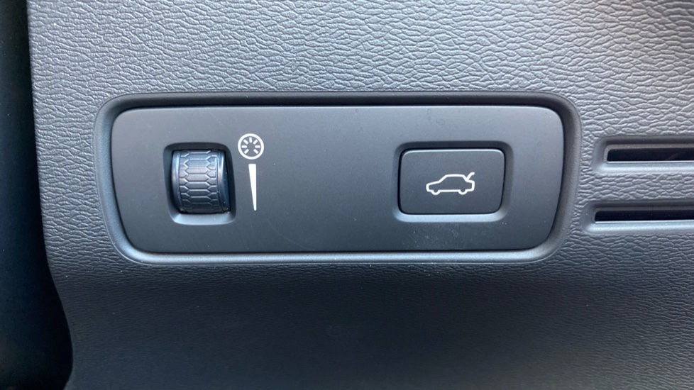 Volvo XC40 1.5 T3 [163] R DESIGN 5dr Geartronic Petrol Estate - Image 32