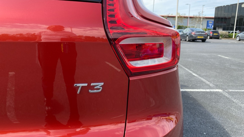 Volvo XC40 1.5 T3 [163] R DESIGN 5dr Geartronic Petrol Estate - Image 38