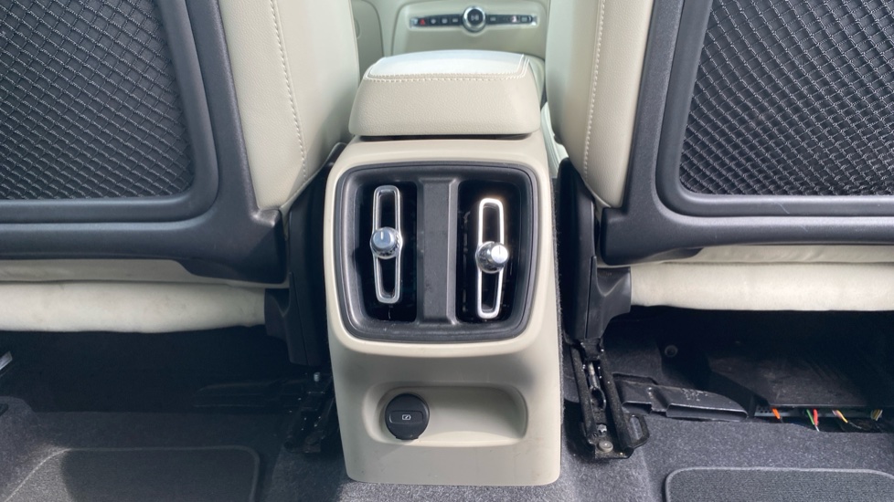 Volvo XC40 1.5 T3 [163] Inscription 5dr Geartronic Petrol Estate - Image 36