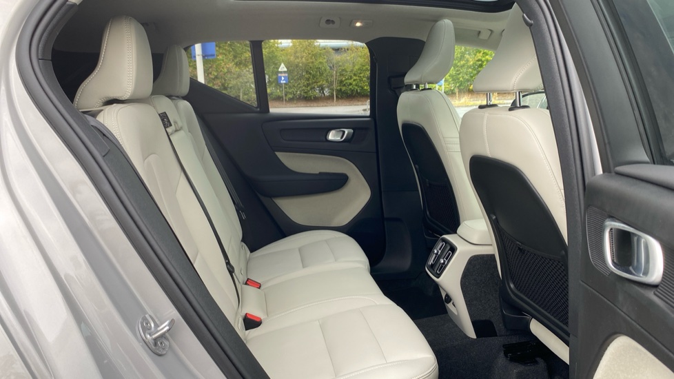 Volvo XC40 2.0 B3P Ultra Dark 5dr Auto Petrol Estate - Image 7