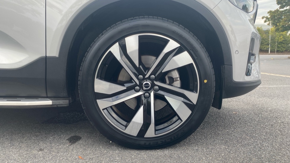 Volvo XC40 2.0 B3P Ultra Dark 5dr Auto Petrol Estate - Image 10