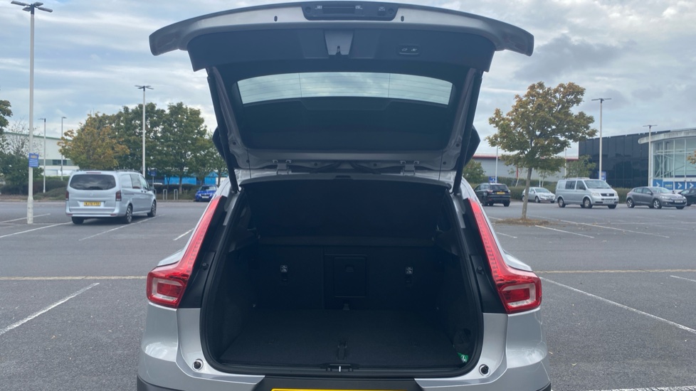 Volvo XC40 2.0 B3P Ultra Dark 5dr Auto Petrol Estate - Image 14