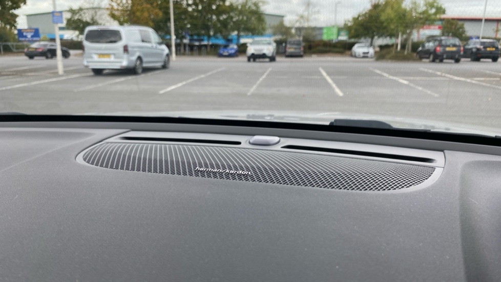Volvo XC40 2.0 B3P Ultra Dark 5dr Auto Petrol Estate - Image 29