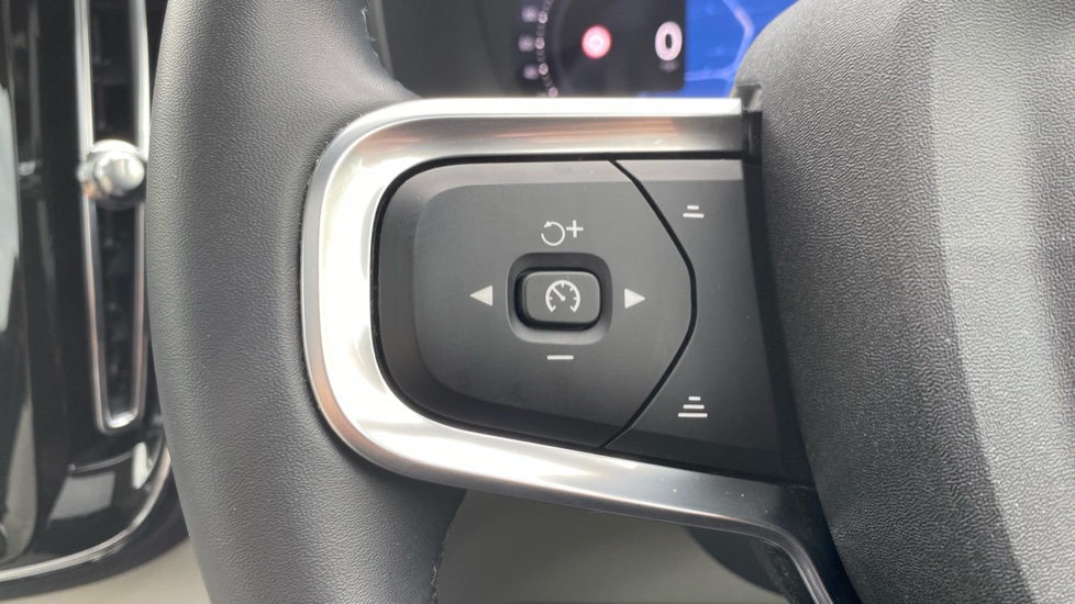 Volvo XC40 2.0 B3P Ultra Dark 5dr Auto Petrol Estate - Image 31