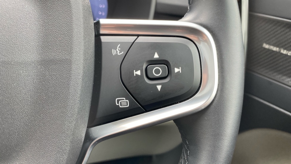Volvo XC40 2.0 B3P Ultra Dark 5dr Auto Petrol Estate - Image 32