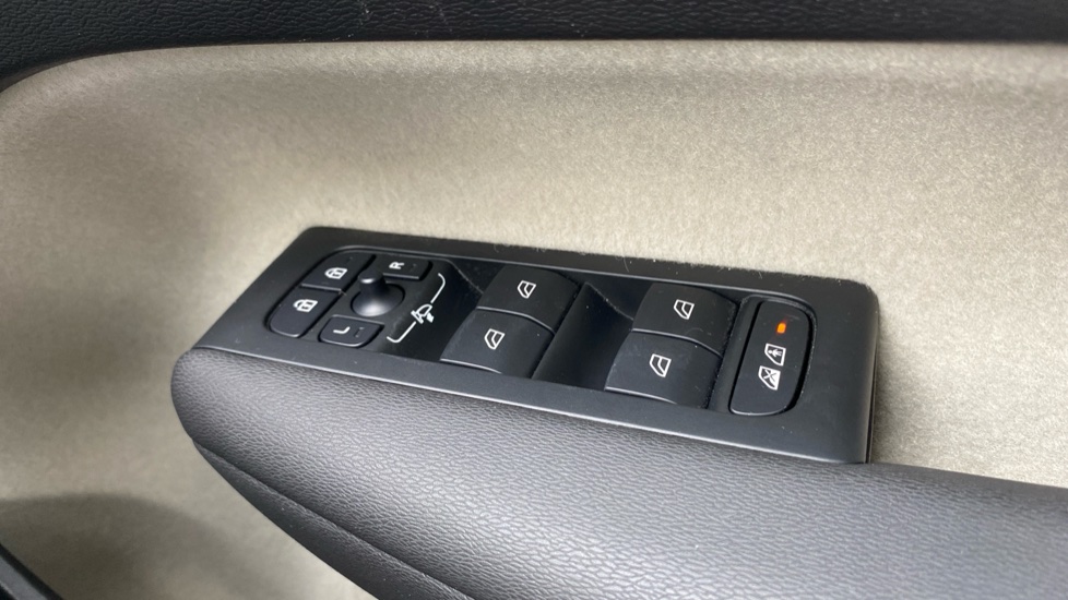 Volvo XC40 2.0 B3P Ultra Dark 5dr Auto Petrol Estate - Image 36