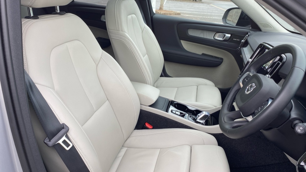 Volvo XC40 2.0 B3P Ultra Dark 5dr Auto Petrol Estate - Image 39