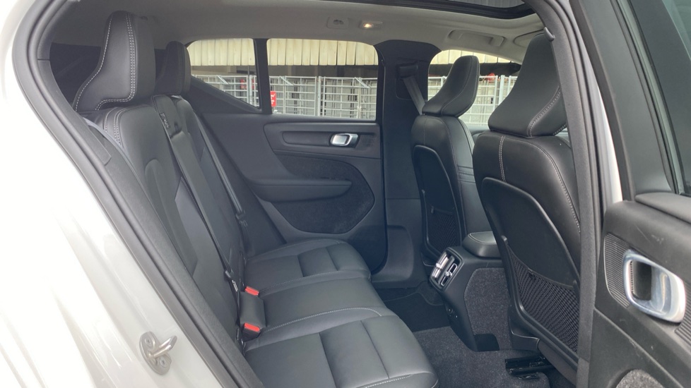 Volvo XC40 2.0 B3P Ultra Dark 5dr Auto Petrol Estate - Image 7