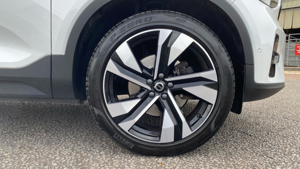 Volvo XC40 2.0 B3P Ultra Dark 5dr Auto Petrol Estate - Image 10