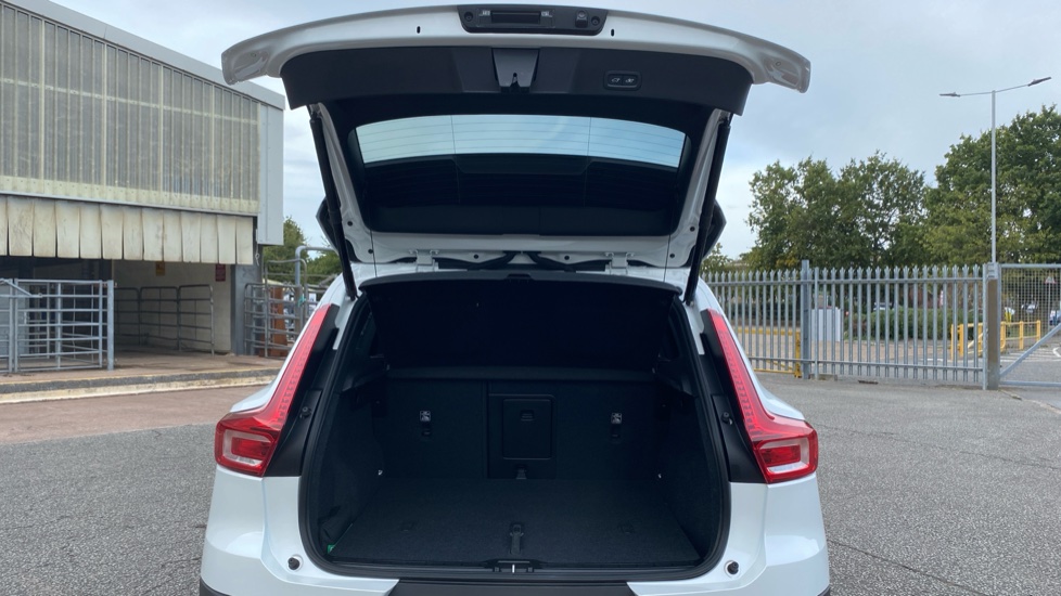 Volvo XC40 2.0 B3P Ultra Dark 5dr Auto Petrol Estate - Image 14