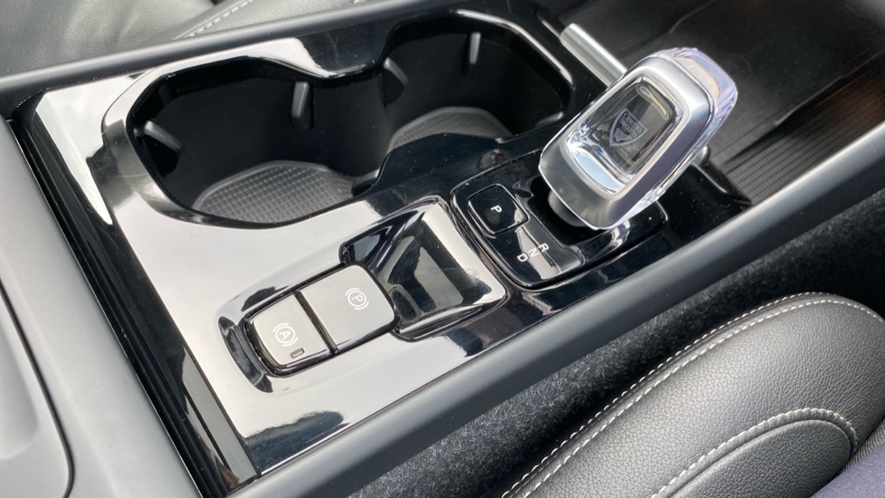 Volvo XC40 2.0 B3P Ultra Dark 5dr Auto Petrol Estate - Image 27