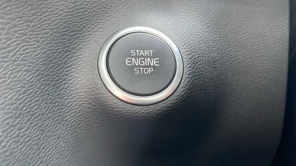 Volvo XC40 2.0 B3P Ultra Dark 5dr Auto Petrol Estate - Image 28