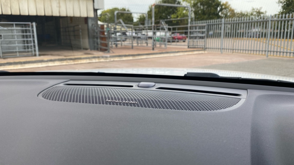 Volvo XC40 2.0 B3P Ultra Dark 5dr Auto Petrol Estate - Image 29