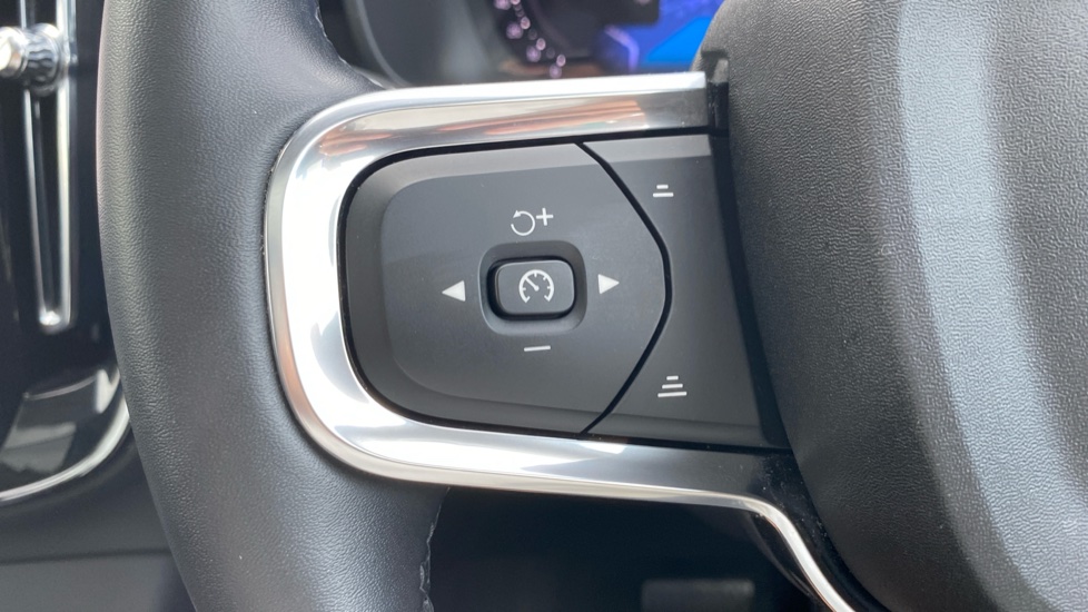 Volvo XC40 2.0 B3P Ultra Dark 5dr Auto Petrol Estate - Image 31