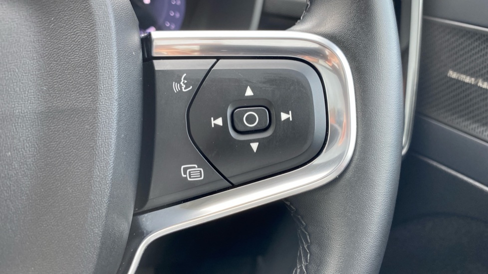 Volvo XC40 2.0 B3P Ultra Dark 5dr Auto Petrol Estate - Image 32