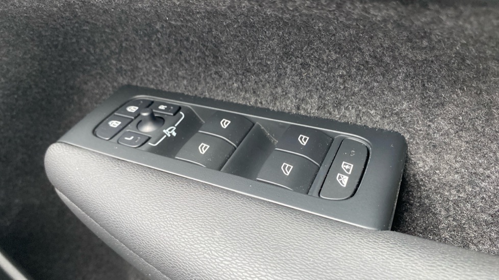 Volvo XC40 2.0 B3P Ultra Dark 5dr Auto Petrol Estate - Image 36