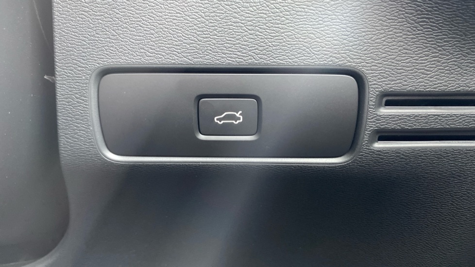 Volvo XC40 2.0 B3P Ultra Dark 5dr Auto Petrol Estate - Image 37