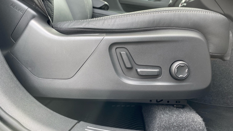 Volvo XC40 2.0 B3P Ultra Dark 5dr Auto Petrol Estate - Image 38