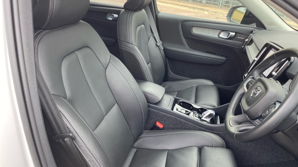 Volvo XC40 2.0 B3P Ultra Dark 5dr Auto Petrol Estate - Image 39