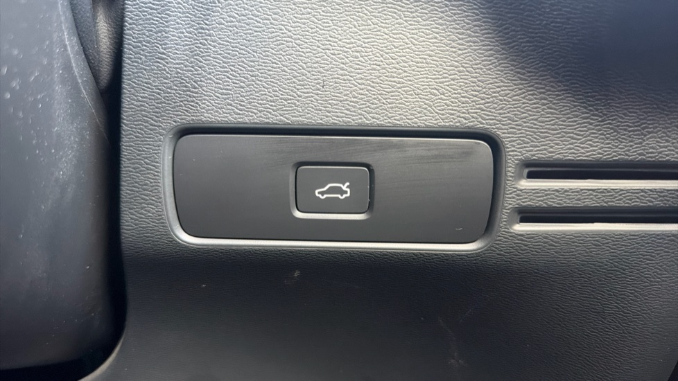 Volvo XC40 2.0 B4P Plus Black Edition 5dr Auto Petrol Estate - Image 35