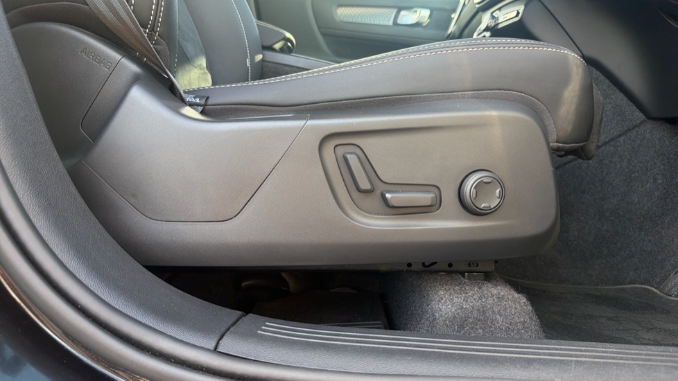 Volvo XC40 2.0 B4P Plus Black Edition 5dr Auto Petrol Estate - Image 36
