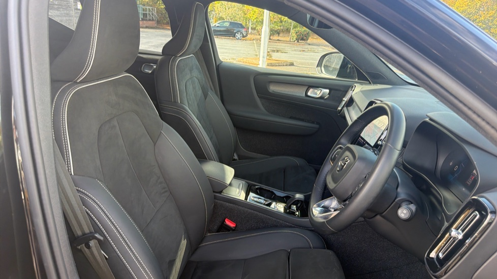Volvo XC40 2.0 B4P Plus Black Edition 5dr Auto Petrol Estate - Image 37