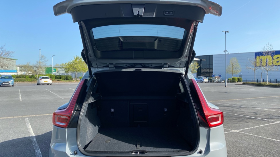 Volvo XC40 2.0 B4P Plus Dark 5dr Auto Petrol Estate - Image 13