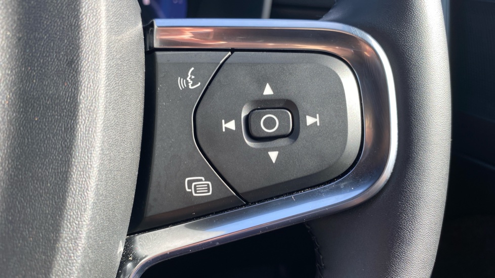 Volvo XC40 2.0 B4P Plus Dark 5dr Auto Petrol Estate - Image 27