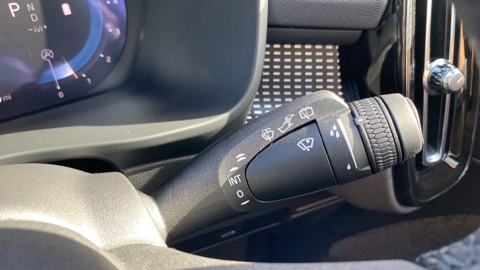 Volvo XC40 2.0 B4P Plus Dark 5dr Auto Petrol Estate - Image 28