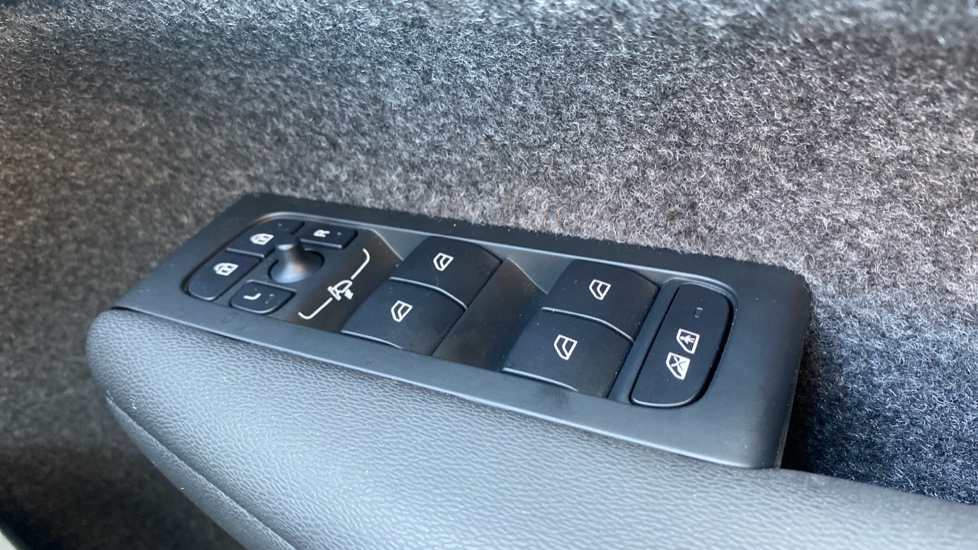 Volvo XC40 2.0 B4P Plus Dark 5dr Auto Petrol Estate - Image 33