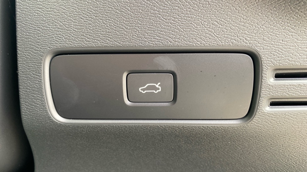 Volvo XC40 2.0 B4P Plus Dark 5dr Auto Petrol Estate - Image 34