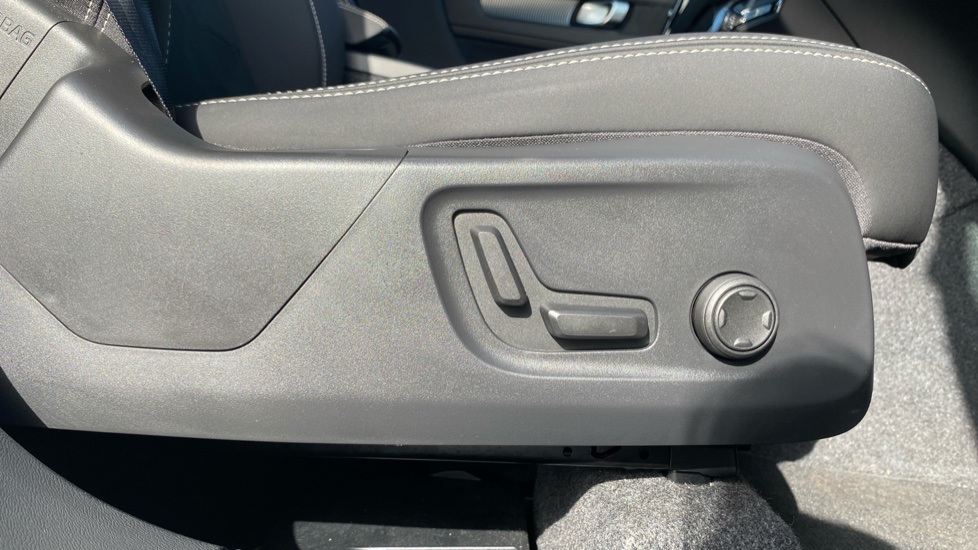 Volvo XC40 2.0 B4P Plus Dark 5dr Auto Petrol Estate - Image 35