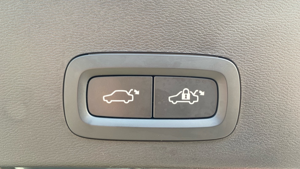 Volvo XC40 2.0 B4P Plus Dark 5dr Auto Petrol Estate - Image 39