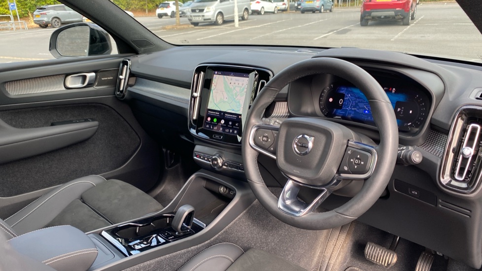 Volvo XC40 2.0 B4P Ultimate Dark 5dr Auto Petrol Estate - Image 5