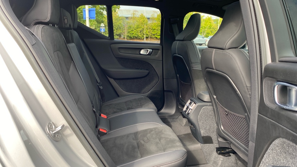 Volvo XC40 2.0 B4P Ultimate Dark 5dr Auto Petrol Estate - Image 7