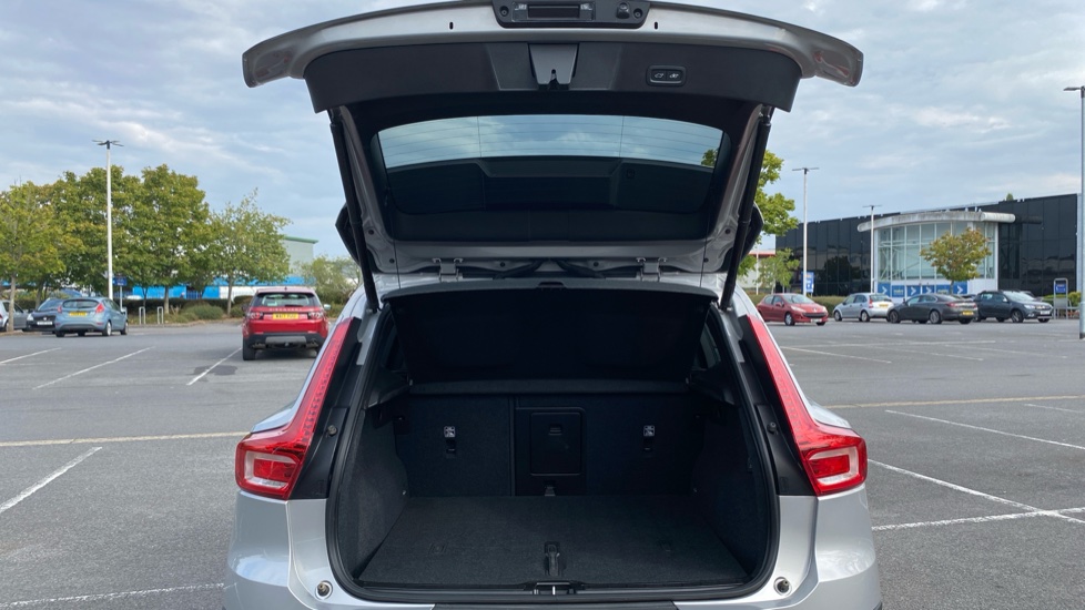 Volvo XC40 2.0 B4P Ultimate Dark 5dr Auto Petrol Estate - Image 14