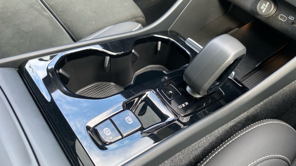 Volvo XC40 2.0 B4P Ultimate Dark 5dr Auto Petrol Estate - Image 27